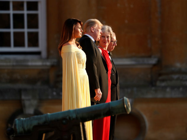 Американцы сравнили наряды Мелании Трамп и Терезы Мэй - Трамп фото