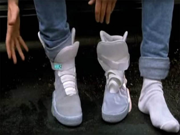 По сюжету фильма, в такой обуви герой Фокса ходил в будущем — в 2015 году