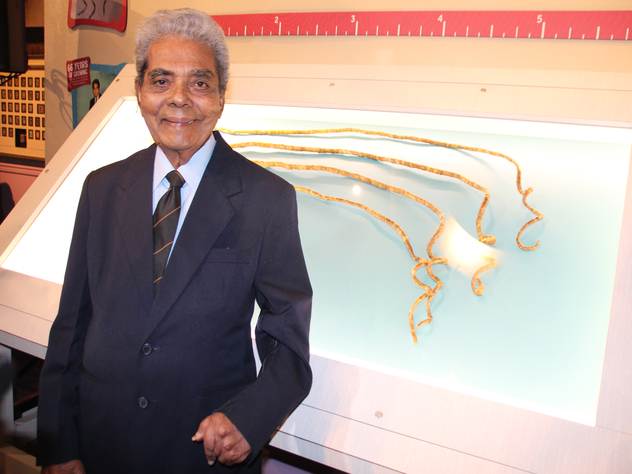 Обладатель самых длинных ногтей Шридхар Чиллал и его экспонат.