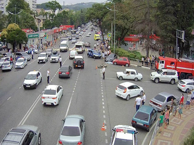 В июне железное ограждение на тротуаре автолихачи сносили трижды