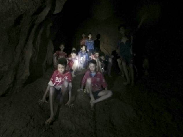 Детская футбольная команда с тренером заперта в тайской пещере с конца июня.