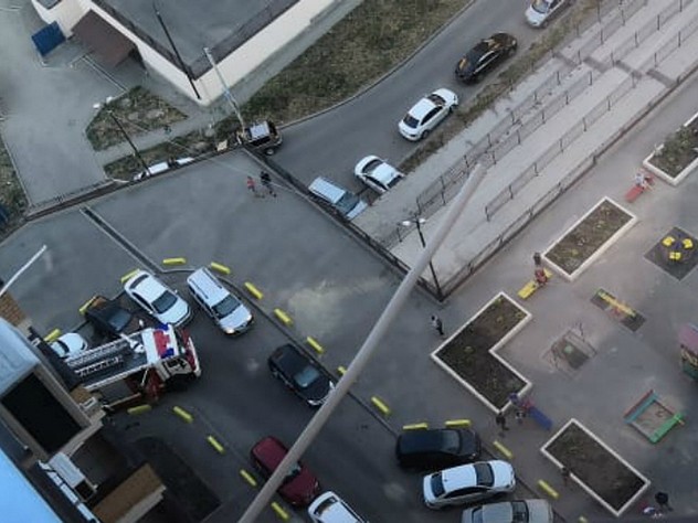 Пожарные в Ростове не смогли подъехать к горящей высотке из-за машин жильцов