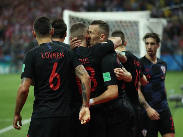 Хорватские футболисты упали на фотографа.