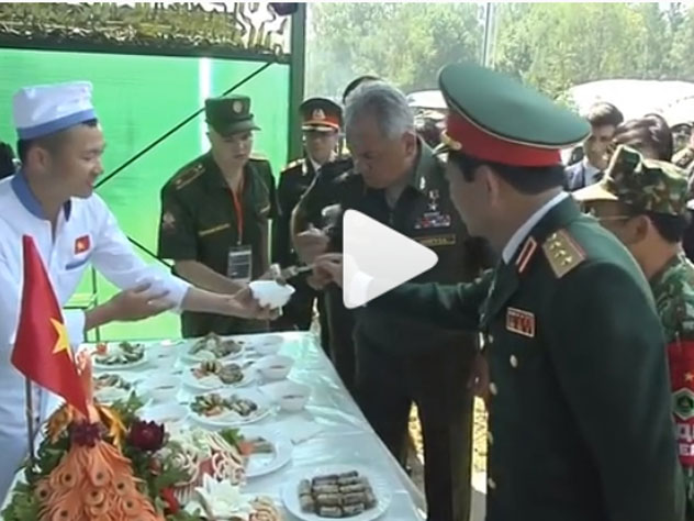 В подмосковном Алабино военные повара выстроились в ряд вместе с блюдами, чтобы угостить министра обороны России