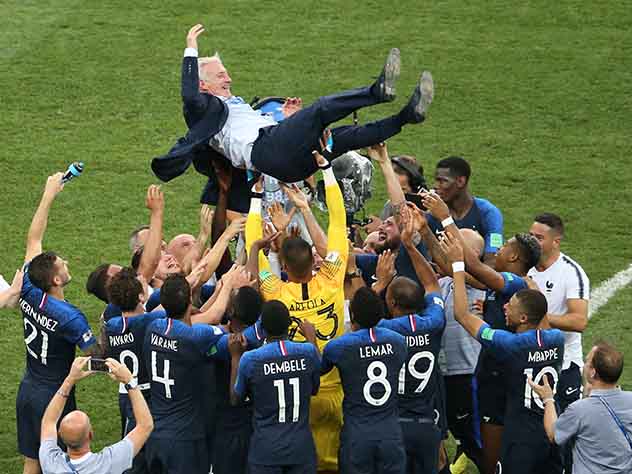 Дидье Дешам, главный тренер сборной Франции, был облит шампанским на пресс-конференции, как и журналисты