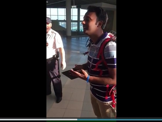 В Самаре иностранец поблагодарил вернувших ему портмоне полицейских