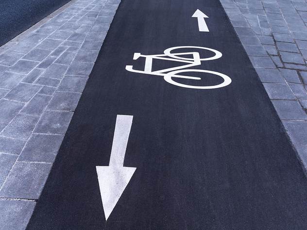 Велосипедные дорожки и пешеходные зоны - важные элементы города долгожителей.