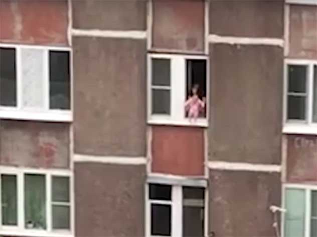 Подмосковье. Женщина "выгуливает" ребенка через окно многоэтажки.