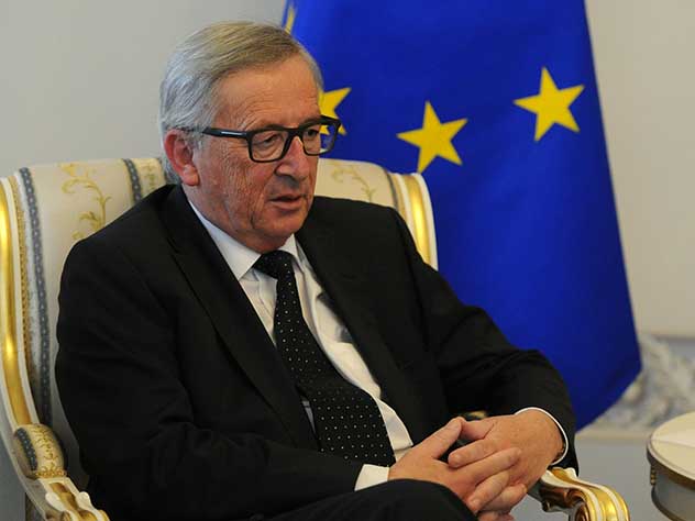 Глава Еврокомиссии Жан-Клод Юнкер на саммите НАТО вел себя странно