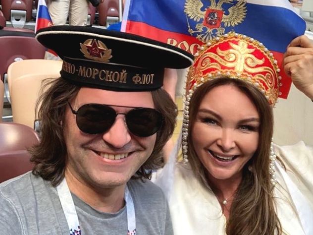 Маликов на футболе с женой