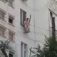 Мужчина залез на сплит-систему на высоте 5 этажа, после чего упал