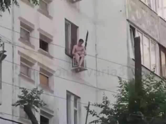 Мужчина залез на сплит-систему на высоте 5 этажа, после чего упал