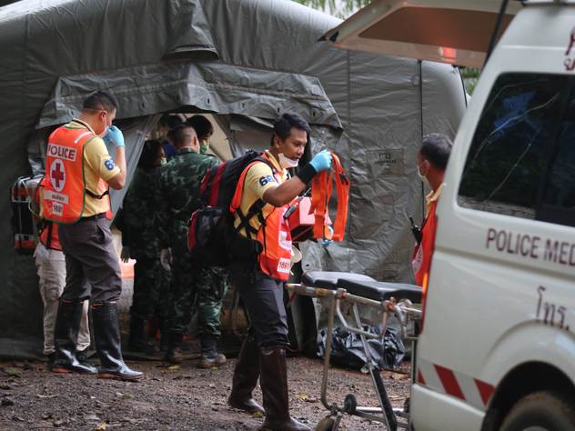 Спасательные службы работают возле пещеры в Тайланде.