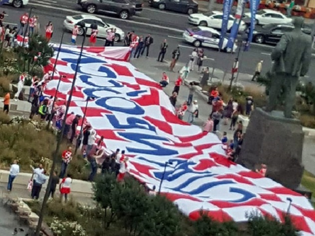 «Спасибо, Россия»: хорваты развернули гигантский банер в центре Москвы