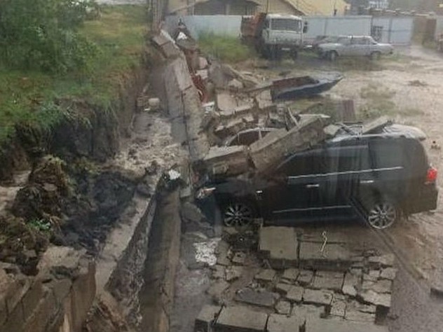 Под Красноярском рухнувшей стеной придавило дорогие автомобили