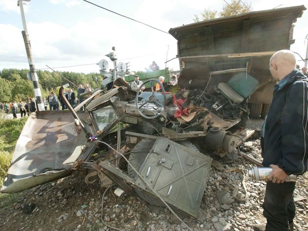 Грузовик упал на рельсы в Адлере