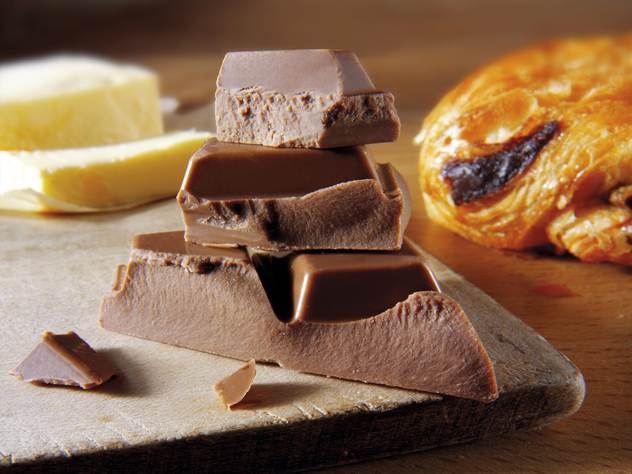 В плитке шоколада кофеина больше. чем в чашке черного чая.