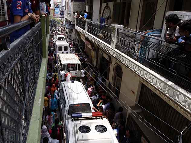 Машины скорой помощи приехали за телами 11 погибших членов семьи в Индии