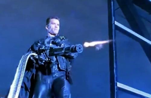 Арнольд Шварценеггер с пулеметом M134 Minigun. Кадр из фильма «Терминатор 2. Судный день»