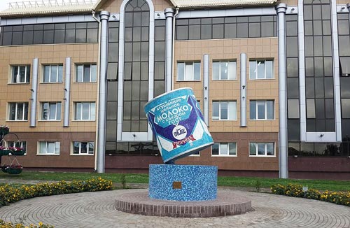 Памятник банке сгущенного молока в г. Рогачев. Источник: wikimedia.org. Автор: Romario ak