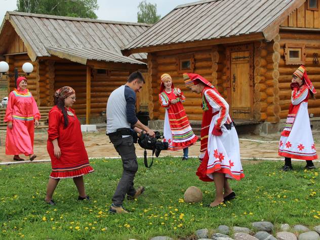 Каждый день в этнографическом комплексе работали съемочные группы международных и российских ТВ-каналов.