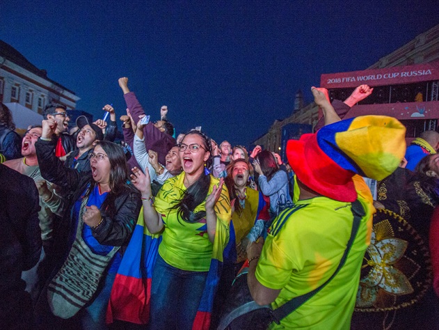 Болельщикам вручили сертификаты об этом памятном событии и подарки.