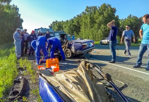 Алексей Смирнов лично помогал спасателям доставать водителя из искореженного автомобиля