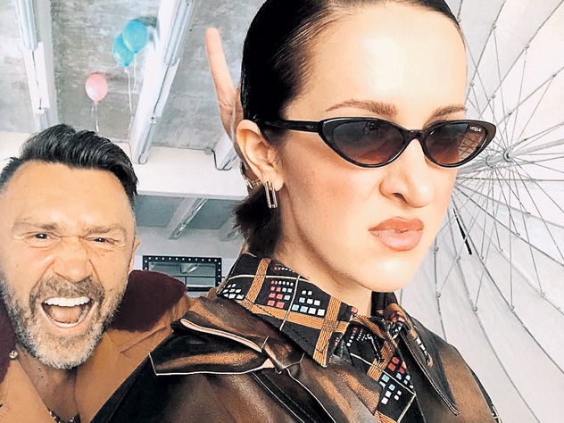 Вот уже месяц поклонники группировки «Ленинград» гадают, в чем причина развода Шнура и Матильды. Он изменил? Она сходила налево?