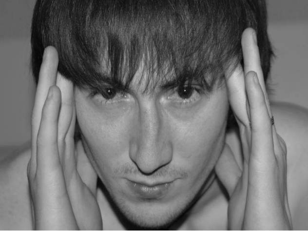 Друзья Алборова категорически отказываются делиться подробностями о его смерти, но многие не верят в версию самоубийства