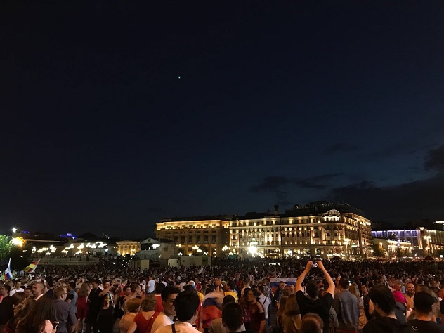 В центре Москвы празднуют победу над Испанией