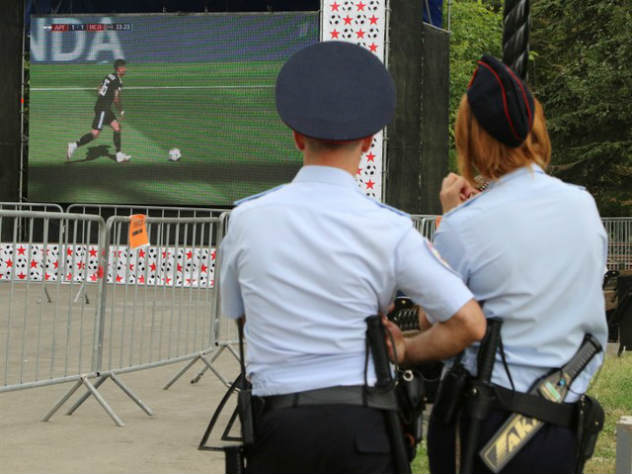 Полицейские смотрят матч в городском парке