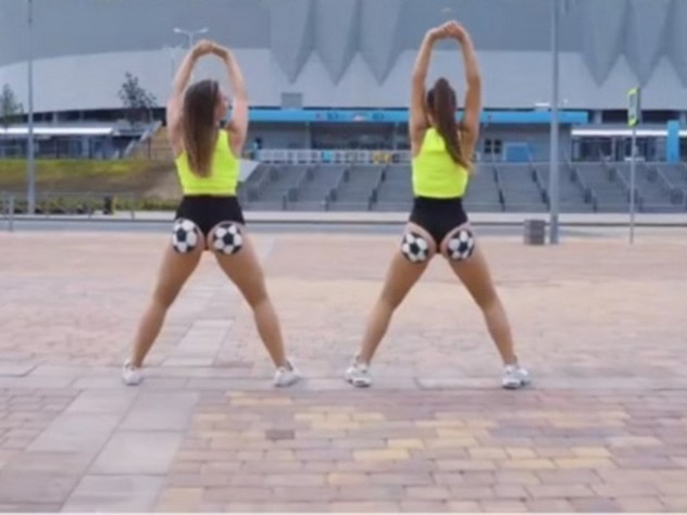 Две девушки станцевали тверк у «Ростов-Арены»