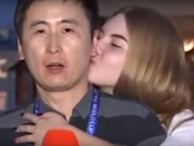 российские болельщицы поцеловали корейского журналиста в прямом эфире