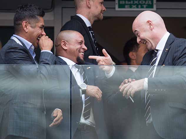 Президент ФИФА Джанни Инфантино (справа) на матче Бразилия - Мексика в Самаре пребывал в хорошем настроении