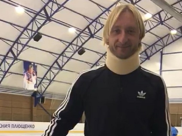 Евгений Плющенко получил серьезную травму шеи. Источник: Instagram*