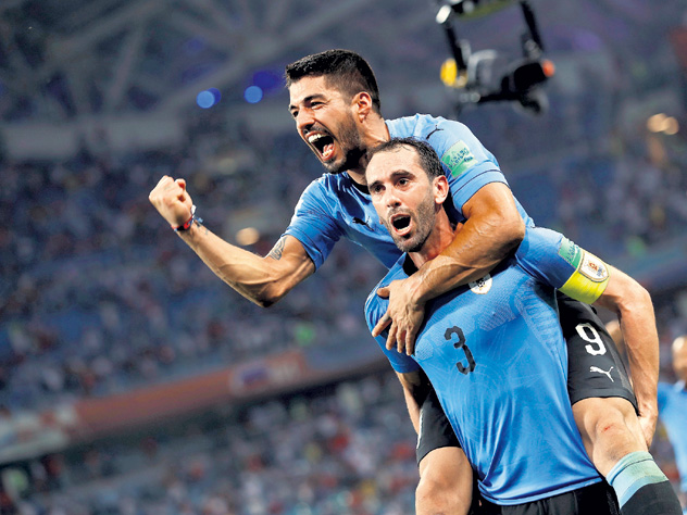 Диего Годин несёт Луиса Суареса к очередной победе Уругвая