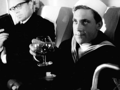 В «713-й просит посадку» поэт сыграл американского морского пехотинца. Кадр из фильма
