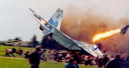 Один из пилотов Су-27 катапультируется в момент столкновения с землей. Кадр из Кадр из youtube.com