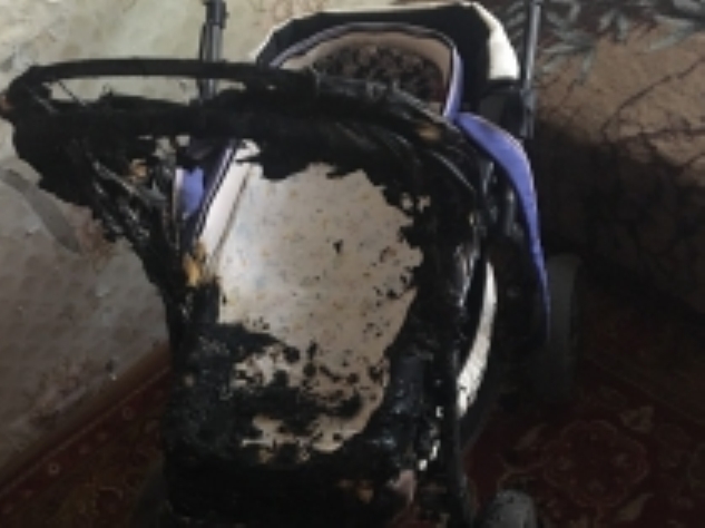 Грудной ребенок чудом выжил в горящей коляске