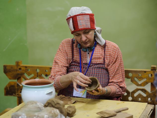 В столице Татарстана изготовили футбольные мячи из глины и веток ивы