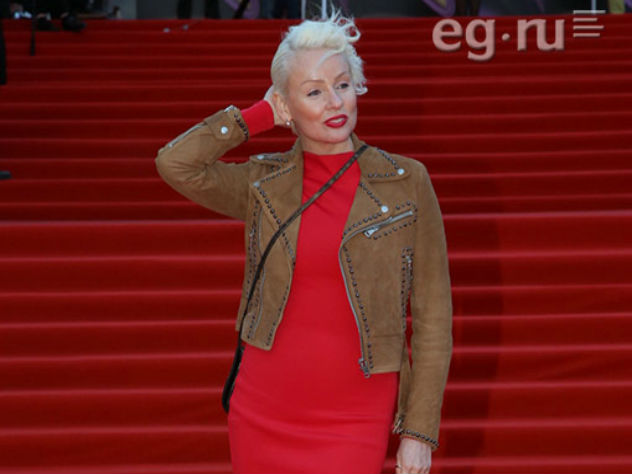 53-летняя артистка выглядит значительно моложе своего возраста