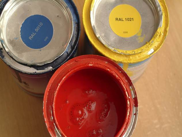 Как выяснилось, рабочие пролили в реку краску для упаковки.