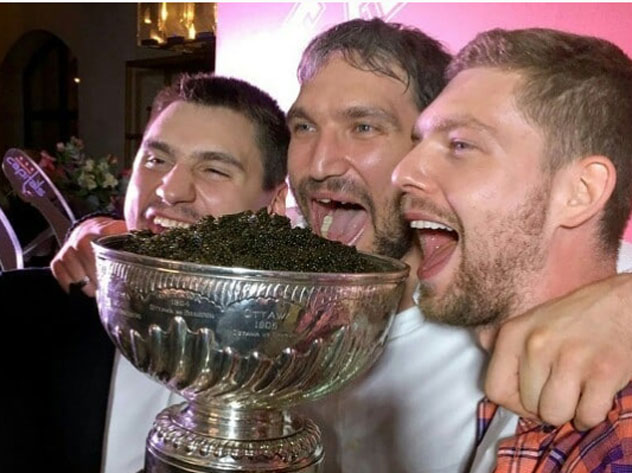 Герои дня - Овечкин, Кузнецов и Орлов наполнили чашу кубка чёрной икрой