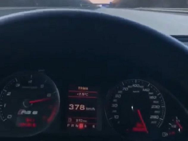 Автомобиль разогнался до скорости самолета: видео. Источник: Instagram*