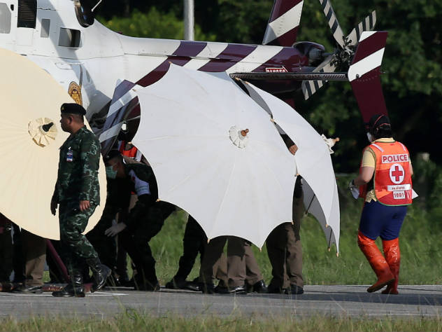Из пещеры в Таиланде спасли пятого ребенка и отправили в больницу на вертолете