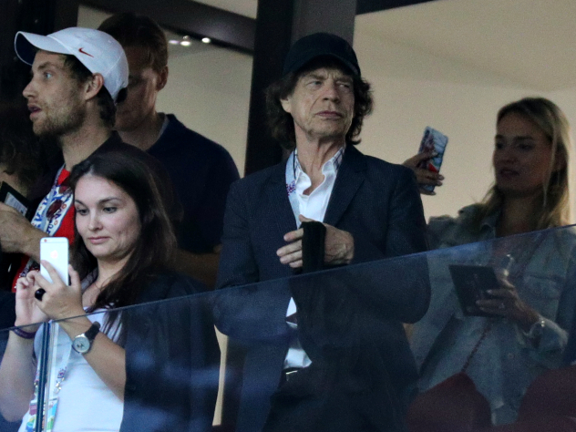 Лидер Rolling Stones Мик Джаггер болел за команду Англии на стадионе «Лужники» не скрывая эмоций