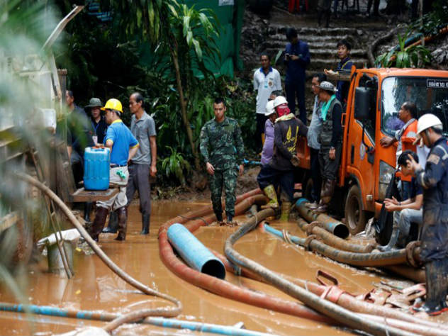 В течении девяти дней солдаты и спасатели работали возле пещеры Кхао Луанг, разыскивая пропавших во время экскурсии детей