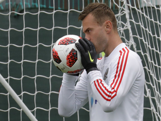 В зоопарке вылупился птенец редкого орла, которого назвали именем вратаря