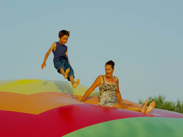 В Великобритании введен временный запрет на надувные аттракционы.