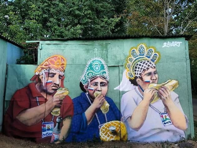 «Трое в кокошниках» переместились с матча «Россия — Испания» на стены гаражей